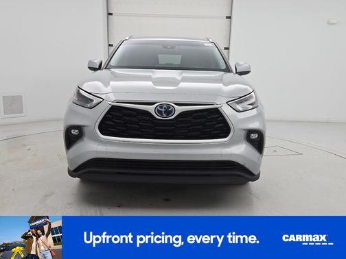 Silver 2022 Toyota Highlander Hybrid XLE