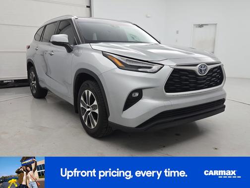 Silver 2022 Toyota Highlander Hybrid XLE