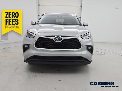 Silver 2022 Toyota Highlander Hybrid XLE