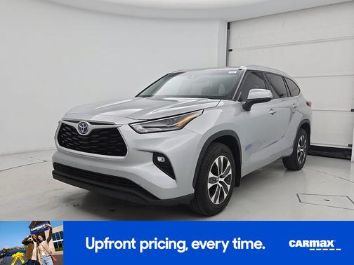 Silver 2022 Toyota Highlander Hybrid XLE