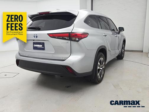 Silver 2022 Toyota Highlander Hybrid XLE