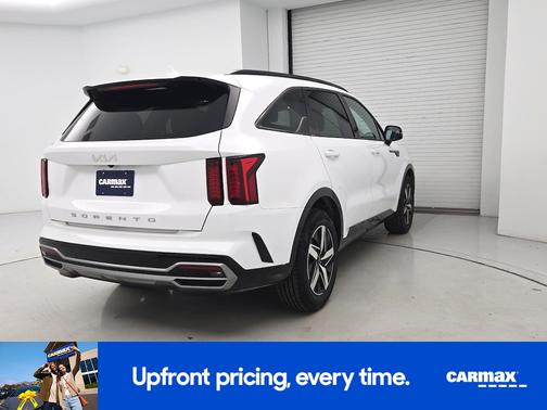 White 2022 Kia Sorento S