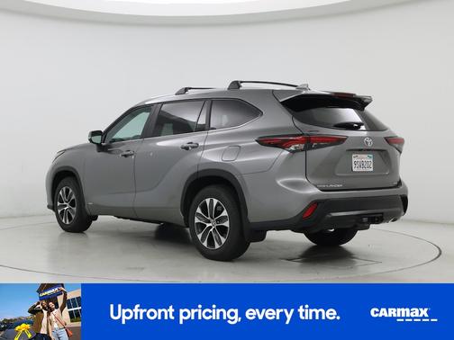 Gray 2025 Toyota Highlander Hybrid XLE