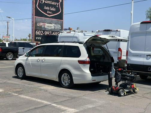 Super White 2017 Toyota Sienna XLE