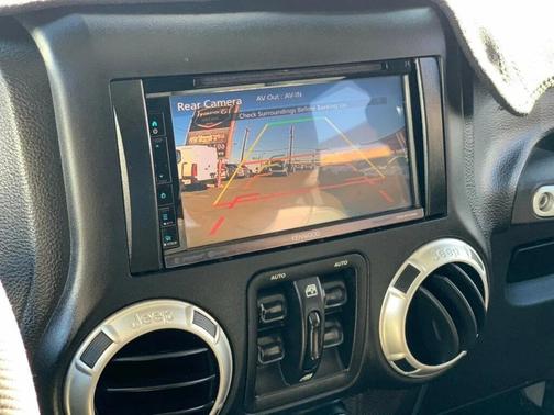 Bright White Clearcoat 2018 Jeep Wrangler JK Unlimited Sahara