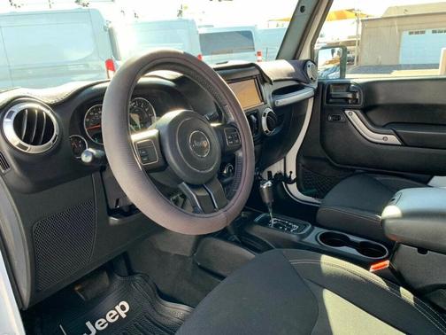 Bright White Clearcoat 2018 Jeep Wrangler JK Unlimited Sahara