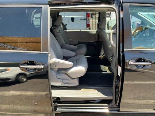 Midnight Black Metallic 2017 Toyota Sienna XLE
