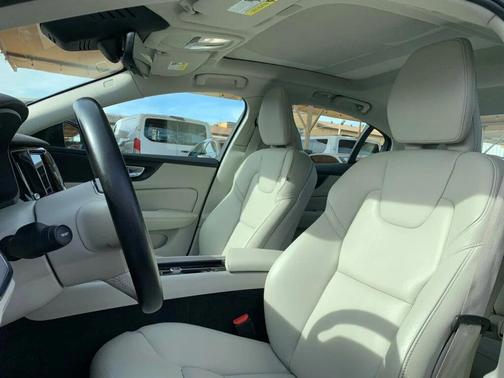 2023 Volvo S60 B5 Plus Dark Theme