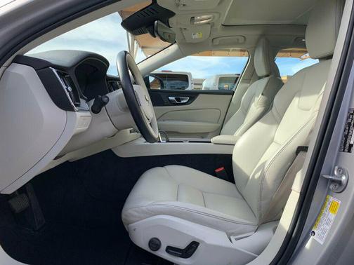 2023 Volvo S60 B5 Plus Dark Theme