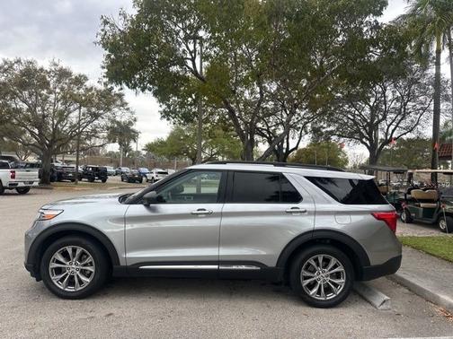 ICONIC SILVER METALLIC 2023 Ford Explorer XLT