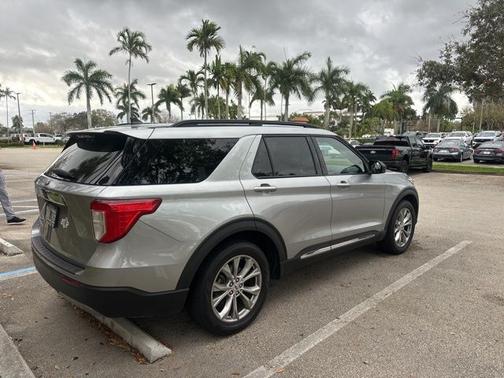 ICONIC SILVER METALLIC 2023 Ford Explorer XLT