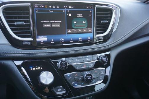 Bright White Clearcoat 2023 Chrysler Pacifica TOURING L