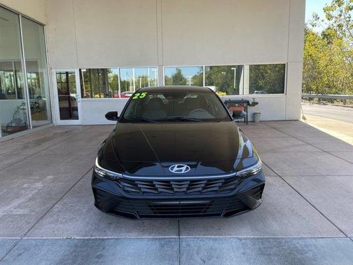 2025 Hyundai ELANTRA SE