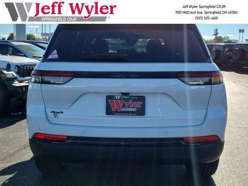 2025 Jeep Grand Cherokee Laredo