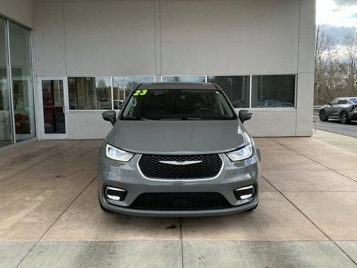 2023 Chrysler Pacifica Touring-L