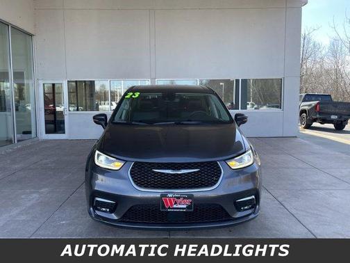 2023 Chrysler Pacifica Touring-L