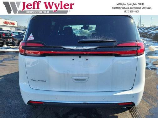 2026 Chrysler Pacifica Select