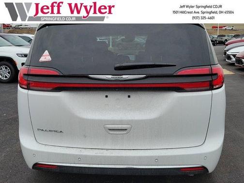 2025 Chrysler Pacifica Select