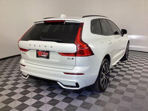 2023 Volvo XC60 B5 Plus Dark Theme