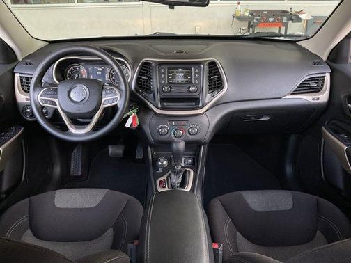 2017 Jeep Cherokee Sport