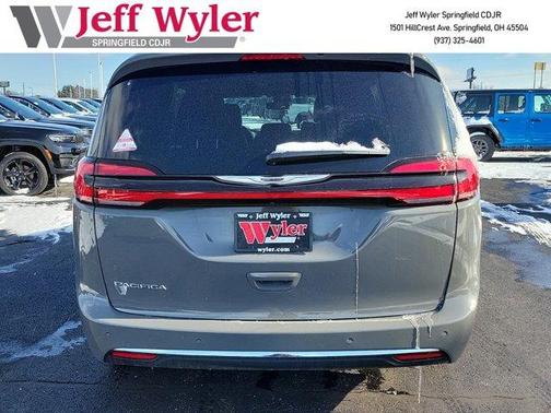 2025 Chrysler Pacifica Select