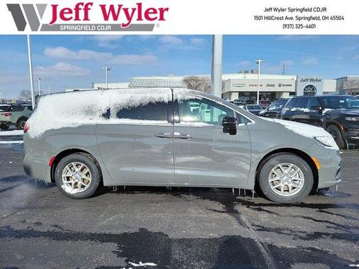2025 Chrysler Pacifica Select
