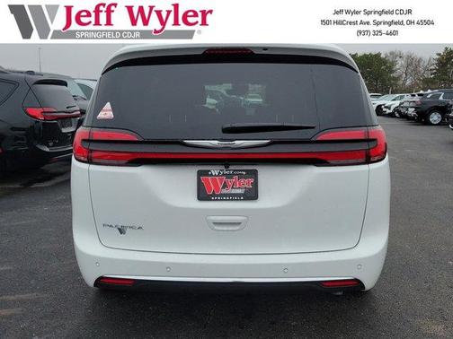 2026 Chrysler Pacifica Select