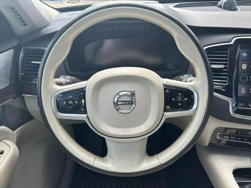2016 Volvo XC90 T6 Momentum