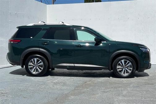 2022 Nissan Pathfinder SL