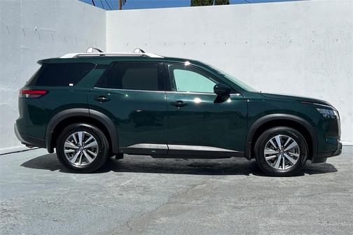 2022 Nissan Pathfinder SL