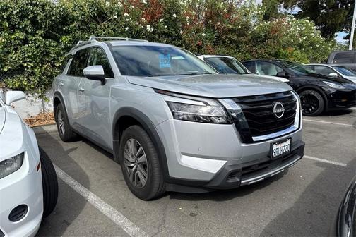 2024 Nissan Pathfinder SL
