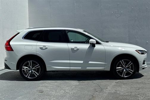 2018 Volvo XC60 Recharge Plug-In Hybrid T8 Momentum