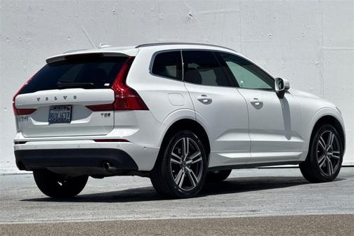 2018 Volvo XC60 Recharge Plug-In Hybrid T8 Momentum