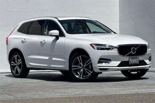 2018 Volvo XC60 Recharge Plug-In Hybrid T8 Momentum