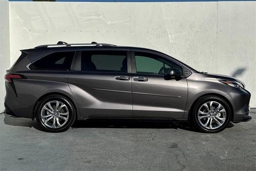 2023 Toyota Sienna Platinum 7 passenger