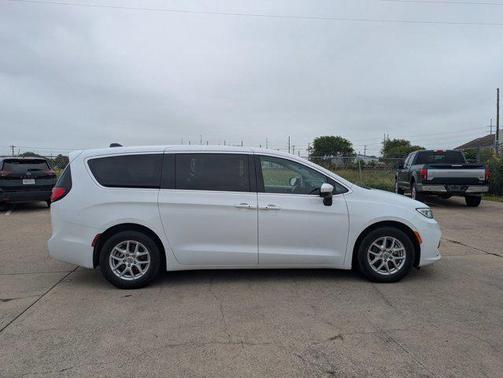 Bright White Clearcoat 2023 Chrysler Pacifica Touring L