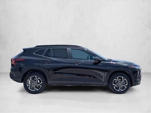 Mosaic Black Metallic 2025 Chevrolet Trax LT