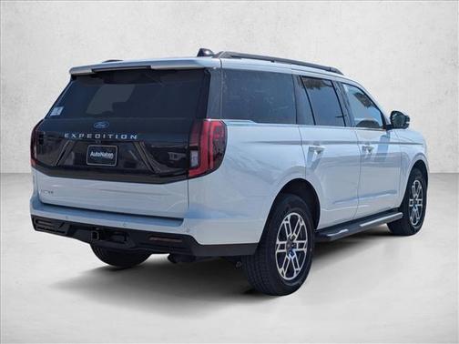 Star White Metallic Tri-Coat 2026 Ford Expedition Active