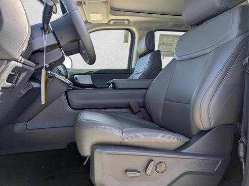 Star White Metallic Tri-Coat 2026 Ford Expedition Active