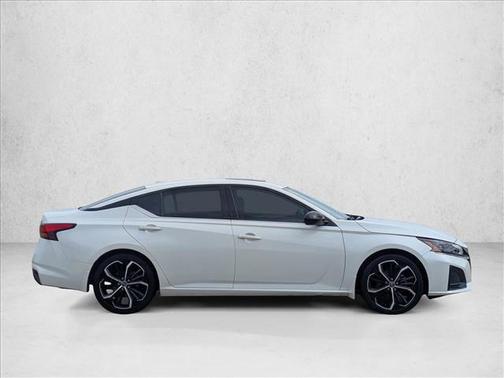 Pearl White Tricoat 2023 Nissan Altima SR FWD