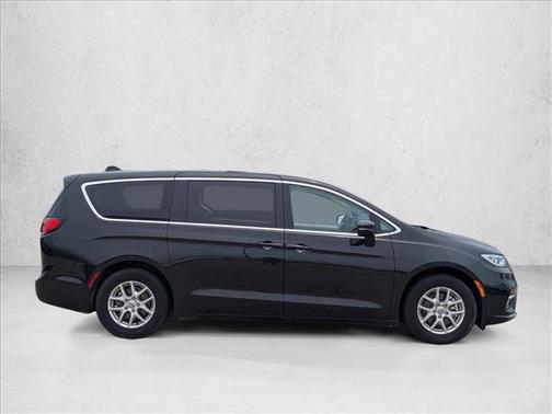 Brilliant Black Crystal Pearlcoat 2023 Chrysler Pacifica Touring L