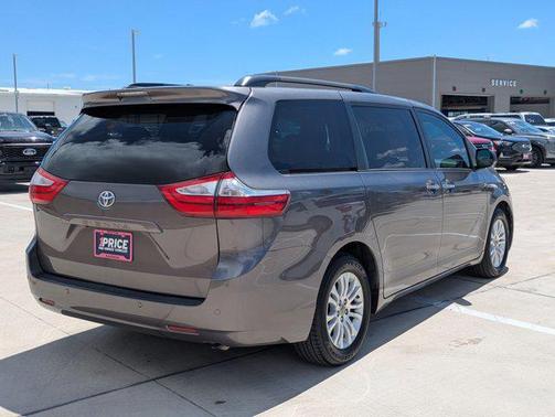 2017 Toyota Sienna XLE