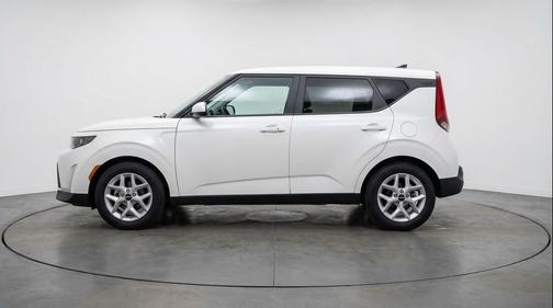 Snow White Pearl 2025 Kia Soul LX