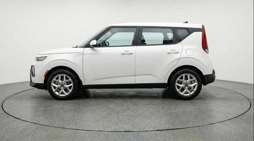 Snow White Pearl 2025 Kia Soul LX