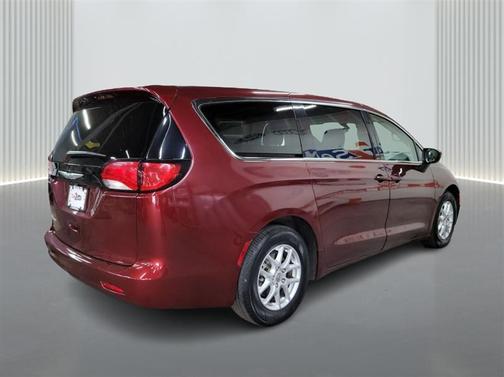 2022 Chrysler Voyager LX