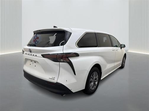 2024 Toyota Sienna LE