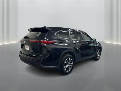 Black 2023 Toyota Highlander XLE