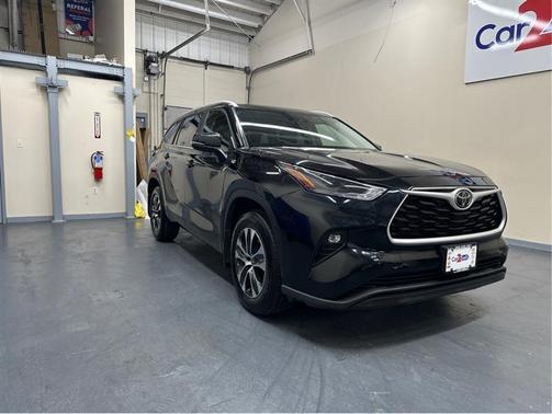 Black 2023 Toyota Highlander XLE