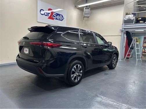 Black 2023 Toyota Highlander XLE
