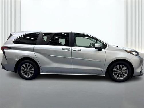 2021 Toyota Sienna LE